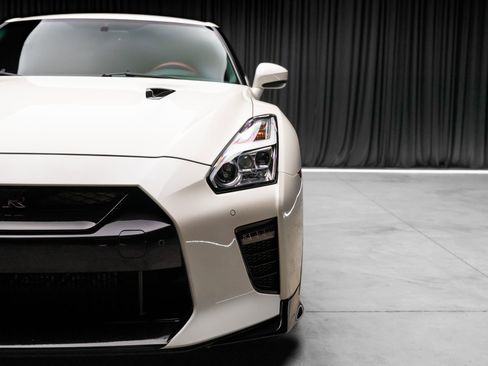 Used 2021 Nissan GT-R Premium image 20