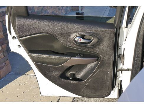 Used 2021 Jeep Cherokee Limited image 17