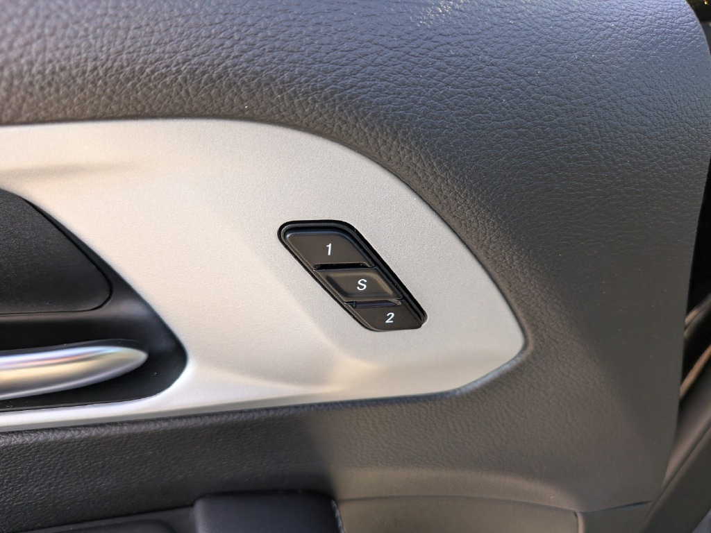 Used 2025 Chrysler Pacifica Limited FWD image 21