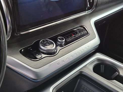 Used 2025 Ford Expedition Platinum AWD/4WD image 9