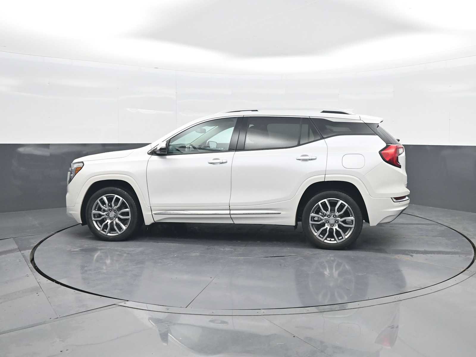 Used 2024 GMC Terrain Denali w/ Denali Premium Package AWD/4WD image 5
