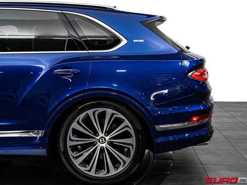 Used 2021 Bentley Bentayga AWD/4WD image 14