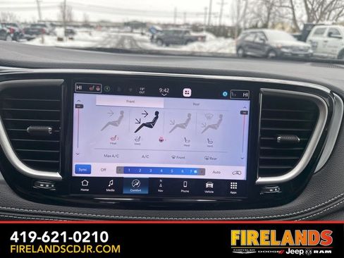 Used 2025 Chrysler Pacifica Limited w/ Trailer Tow Group image 33