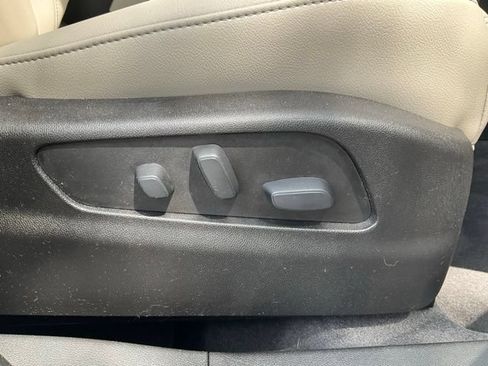 Used 2019 Cadillac XT4 Luxury w/ Cold Weather Package FWD image 20