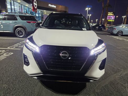 Used 2023 Nissan Kicks SR w/ SR Premium Package FWD image 2