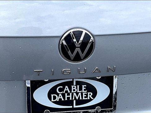 Used 2023 Volkswagen Tiguan SE w/ Panoramic Sunroof Package FWD image 32