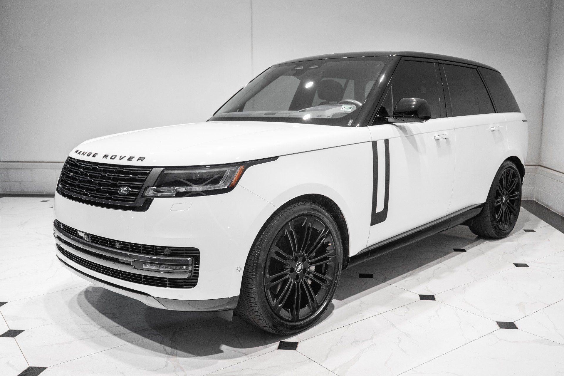 Used 2025 Land Rover Range Rover SE AWD/4WD image 5