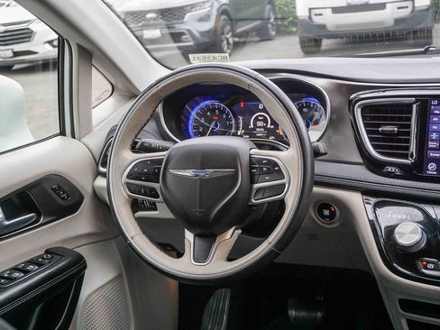 Used 2018 Chrysler Pacifica Limited FWD image 16