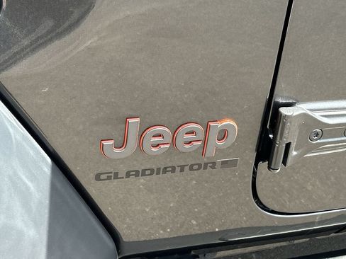 Used 2023 Jeep Gladiator Mojave AWD/4WD image 30