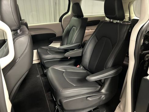 Used 2023 Chrysler Pacifica Touring-L image 22
