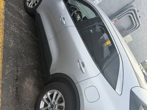 Used 2020 Ford Escape SE image 9