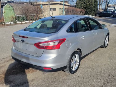 Used 2013 Ford Focus SE w/ SE Winter Pkg image 3