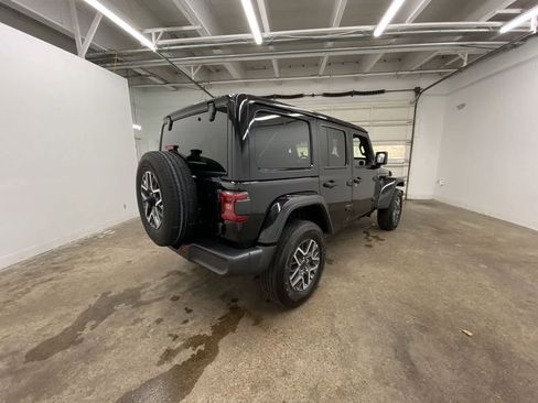 Used 2025 Jeep Wrangler Unlimited Sahara AWD/4WD image 6