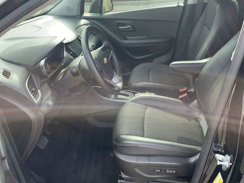 Used 2021 Chevrolet Trax LT w/ LT Convenience Package FWD image 16
