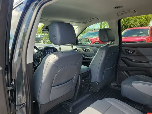 Used 2021 Chevrolet Traverse LT w/ LT Premium Package FWD image 9