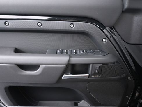 Used 2025 Land Rover Defender 130 X-Dynamic SE image 12