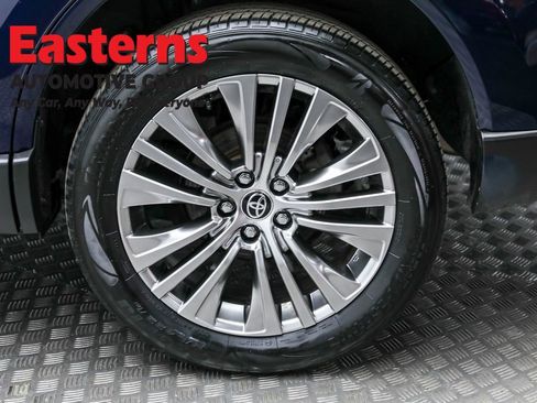 Used 2023 Toyota Venza XLE image 8