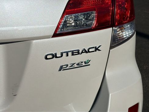 Used 2014 Subaru Outback 2.5i Premium image 11