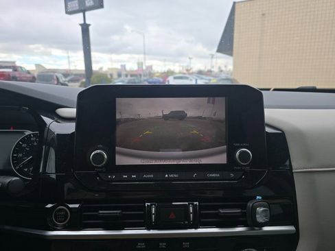 Used 2022 Nissan Pathfinder SV image 16