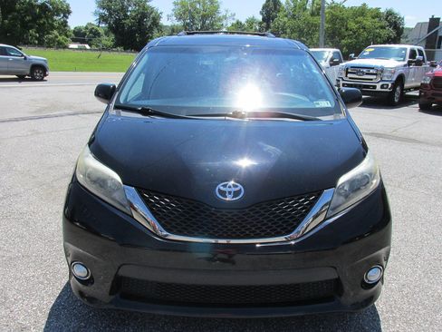 Used 2016 Toyota Sienna SE Premium FWD image 2