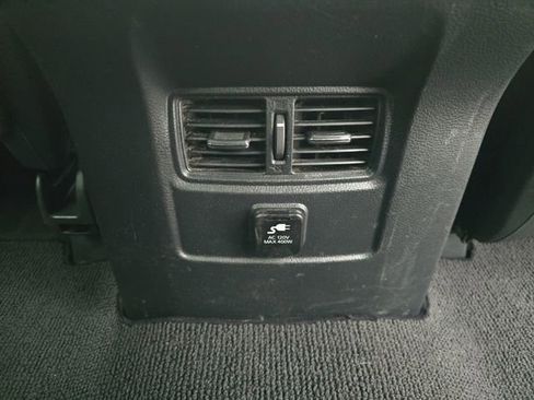 Used 2017 Nissan Titan SV image 33