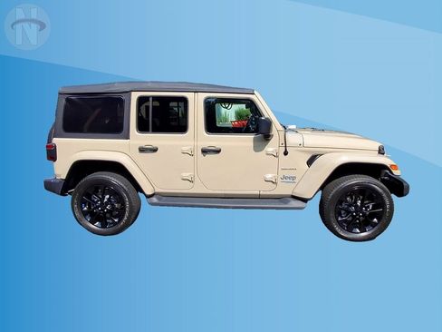 Used 2022 Jeep Wrangler Unlimited Sahara AWD/4WD image 9