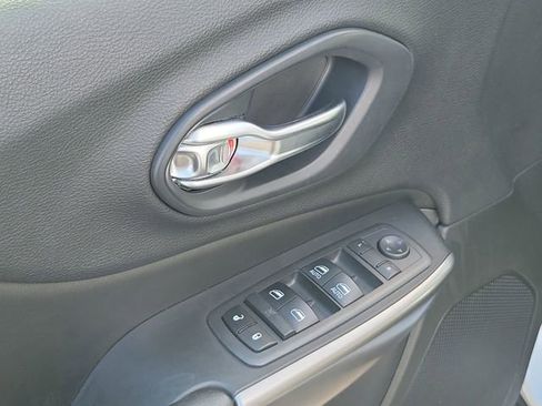 Used 2019 Jeep Cherokee Latitude Plus w/ Comfort/Convenience Group AWD/4WD image 15