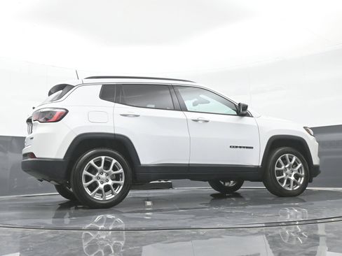 Used 2023 Jeep Compass Latitude AWD/4WD image 40