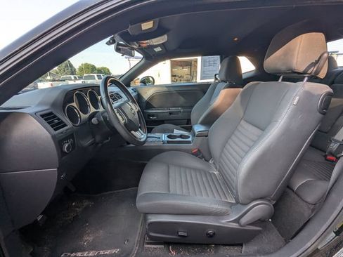 Used 2014 Dodge Challenger SXT RWD image 4