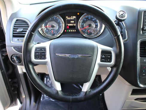 Used 2016 Chrysler Town & Country Touring FWD image 19