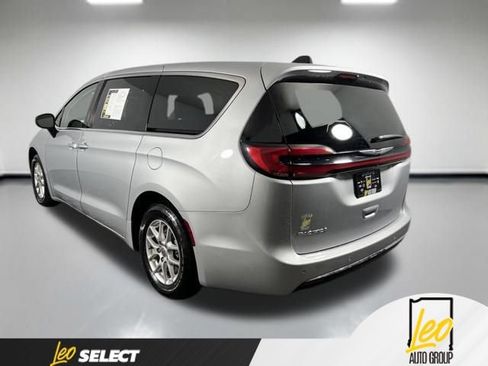Used 2023 Chrysler Pacifica Touring-L FWD image 8