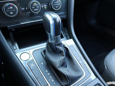 Used 2018 Volkswagen e-Golf SEL Premium image 26