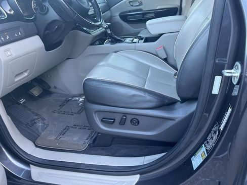 Used 2017 Kia Sedona SX image 13
