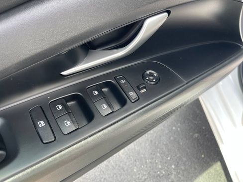 Used 2025 Hyundai Elantra SE FWD image 11