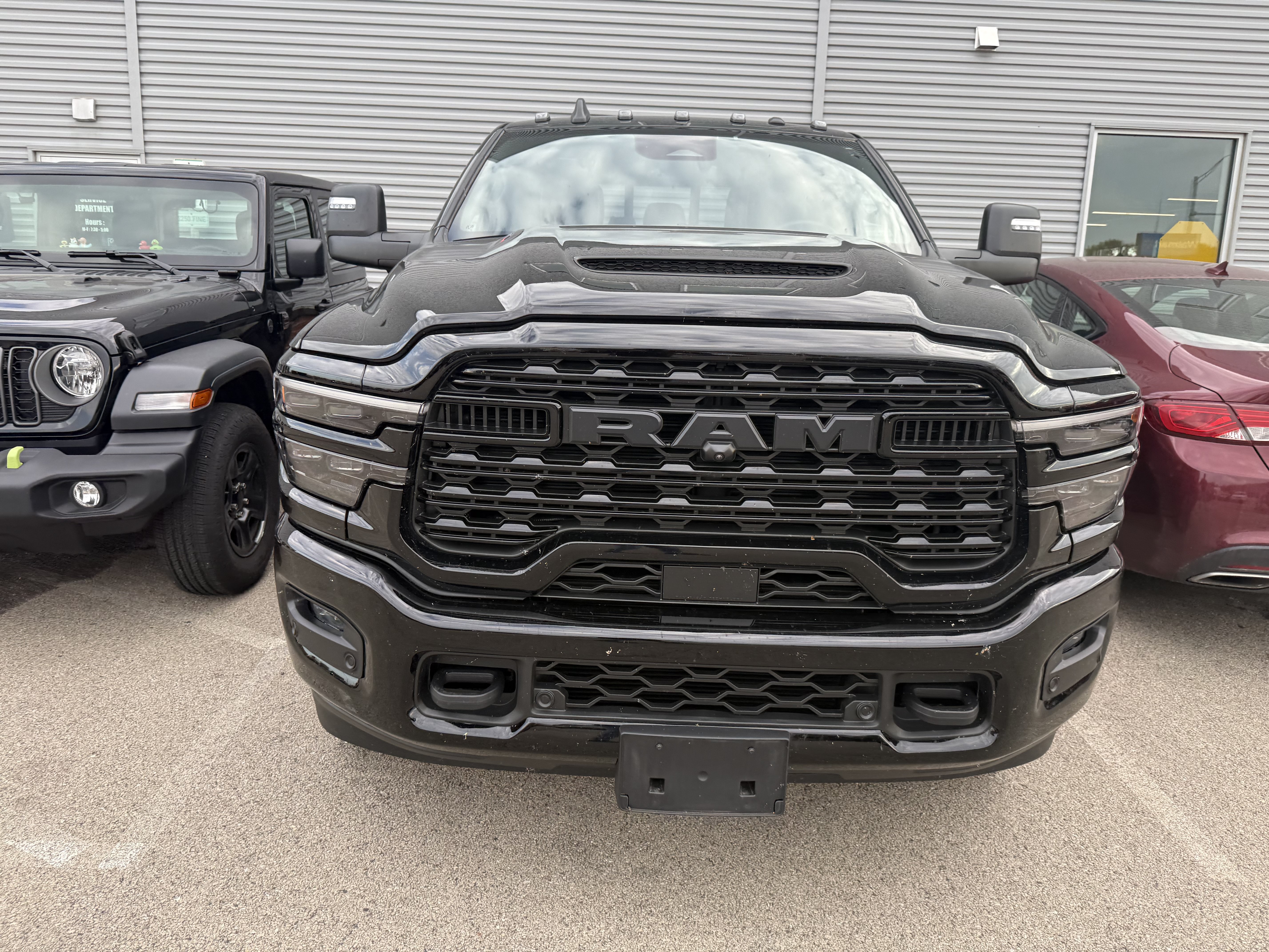 Used 2025 RAM 2500 Limited AWD/4WD image 2