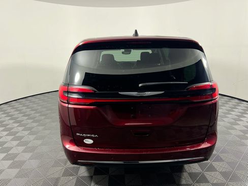 Used 2023 Chrysler Pacifica Touring-L FWD image 4