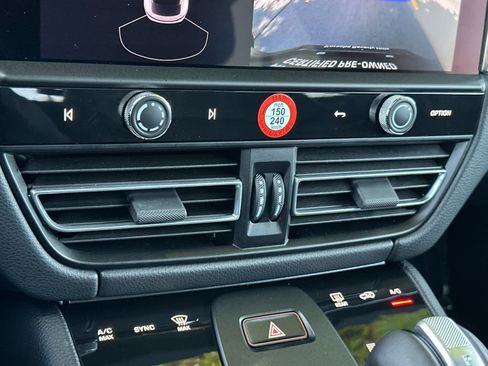 Certified 2025 Porsche Macan AWD/4WD image 23