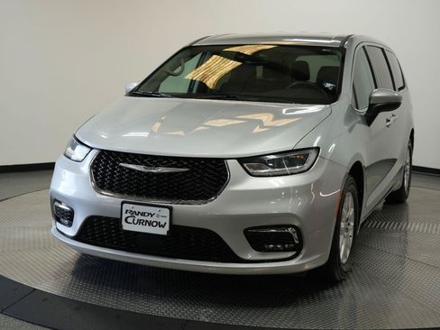 Used 2023 Chrysler Pacifica Touring-L FWD image 3