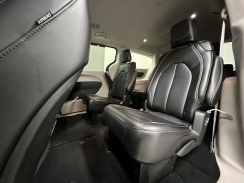 Used 2024 Chrysler Pacifica Touring-L image 23