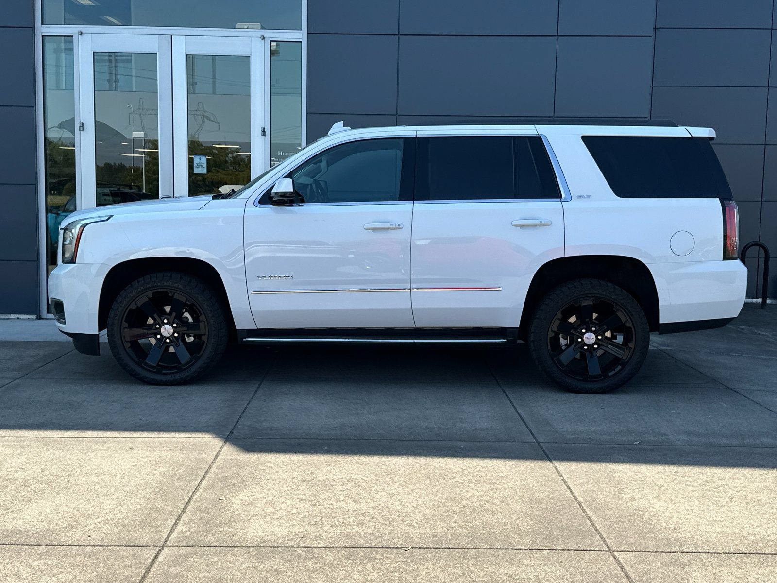 Used 2018 GMC Yukon SLT w/ Premium Edition AWD/4WD image 6