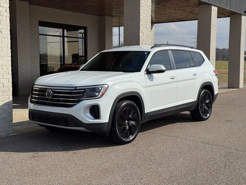 Used 2024 Volkswagen Atlas SE image 3