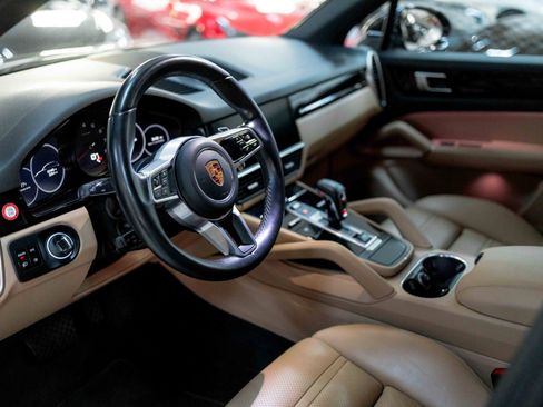 Used 2019 Porsche Cayenne image 2
