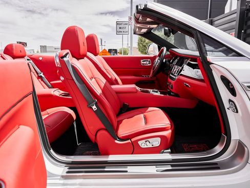 Used 2018 Rolls-Royce Dawn RWD image 25