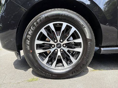 Used 2025 Ford Expedition Max Platinum AWD/4WD image 4