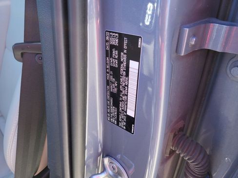 Used 2023 Volvo XC40 B5 Plus image 27