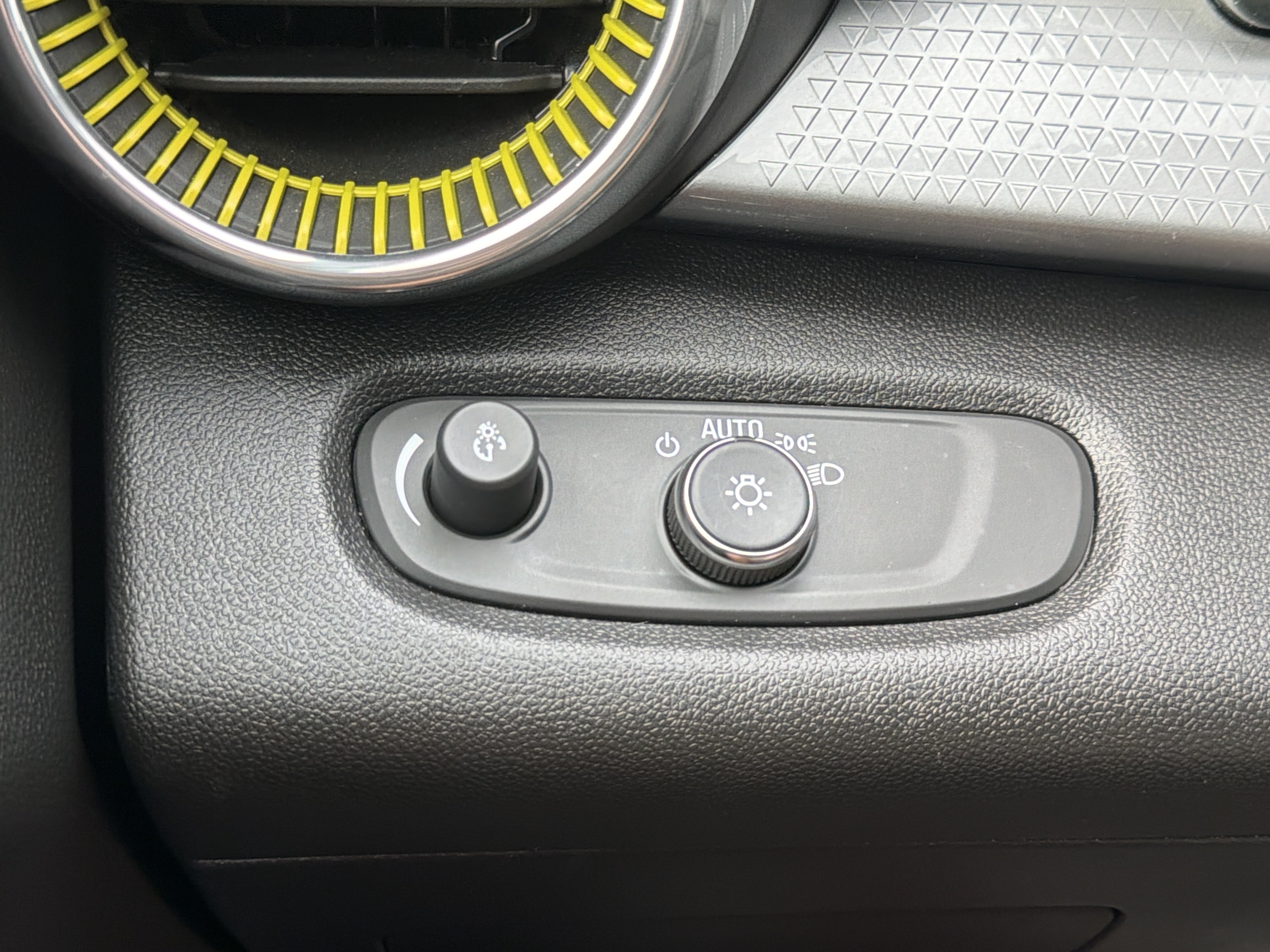 Used 2025 Chevrolet Trax LT FWD image 27