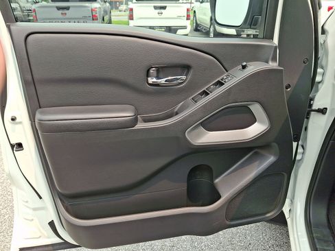 Certified 2025 Nissan Frontier SV AWD/4WD image 14