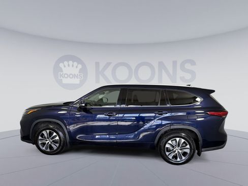 Used 2022 Toyota Highlander XLE image 2