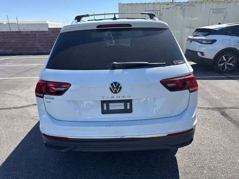 Used 2022 Volkswagen Tiguan SE w/ Panoramic Sunroof Package FWD image 4