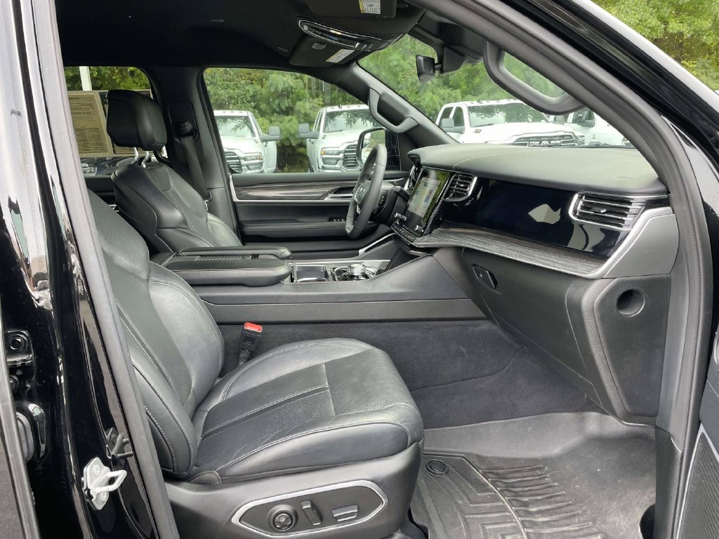 Used 2022 Jeep Wagoneer Series II w/ Flexible Seating Group AWD/4WD image 16